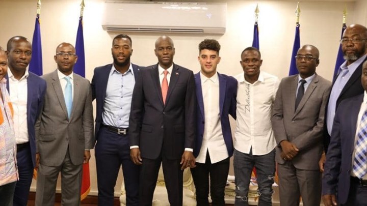 Les Grenadiers devaient ou ne devaient pas se rendre au palais national?